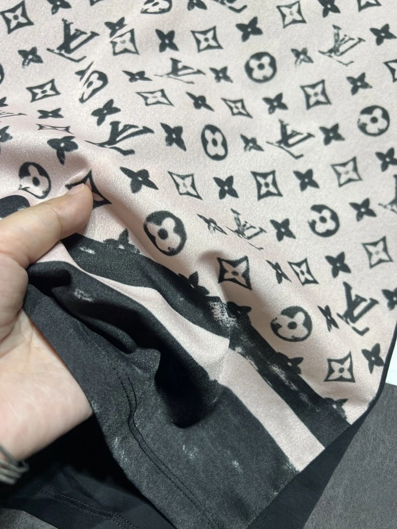 Louis Vuitton T-Shirts Stretchable 131587