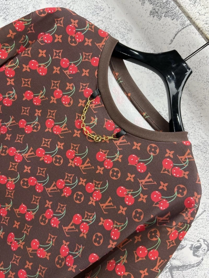 Functional Louis Vuitton T-Shirts 130555