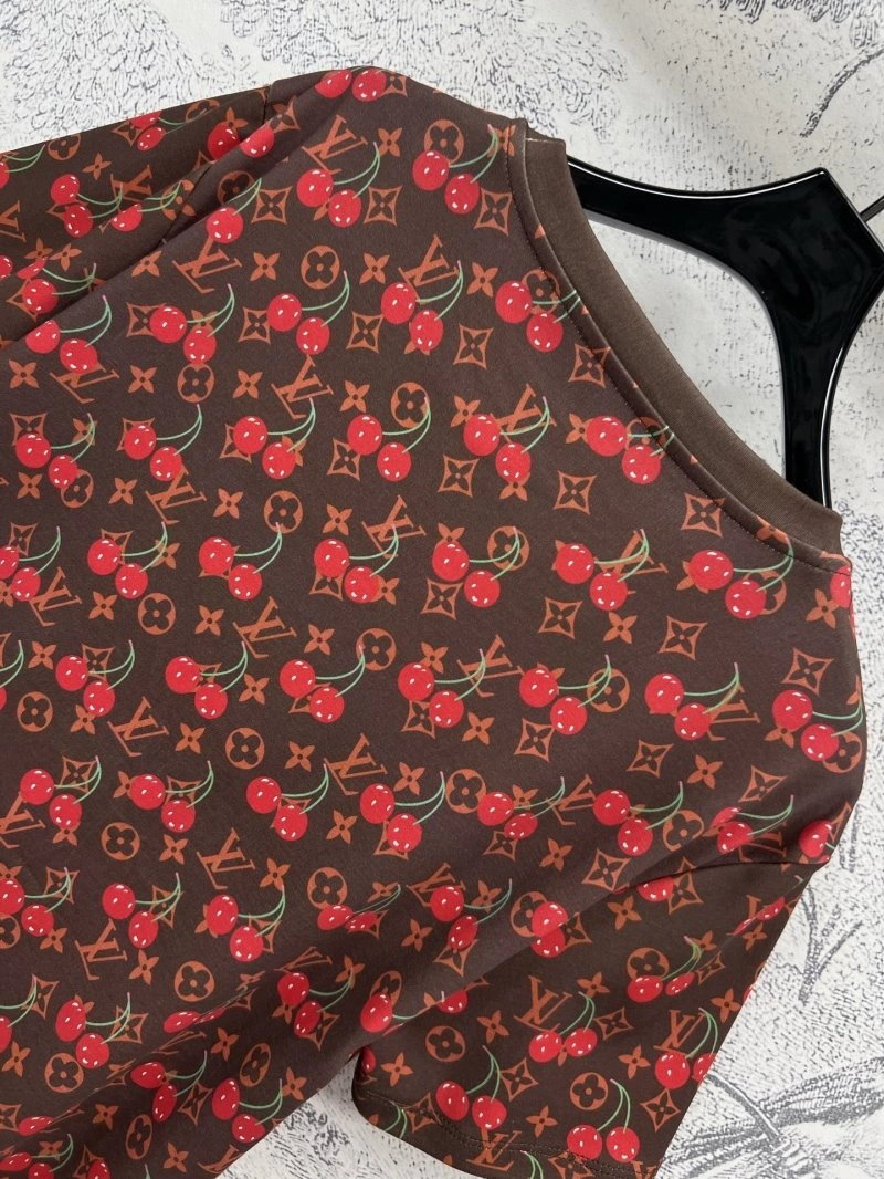 Functional Louis Vuitton T-Shirts 130555