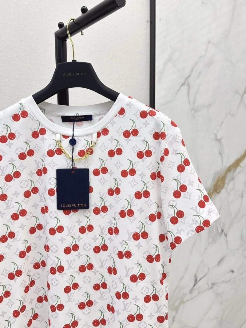 Functional Louis Vuitton T-Shirts 130560