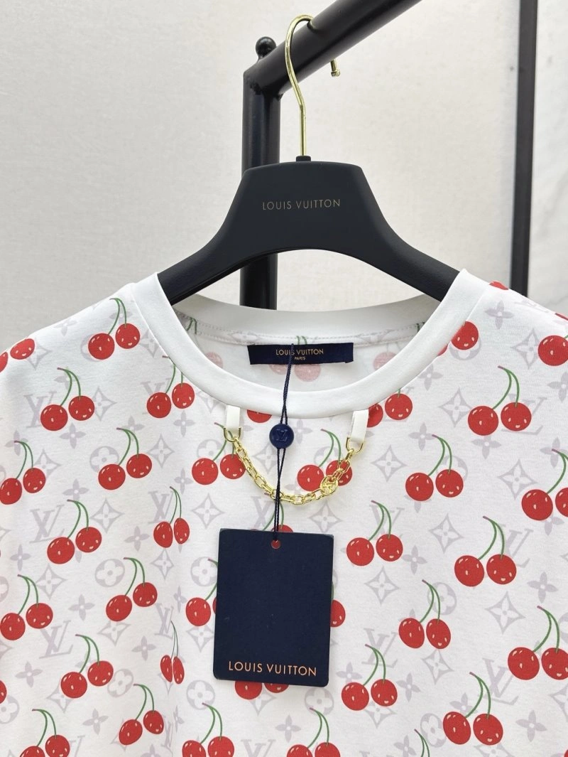 Functional Louis Vuitton T-Shirts 130560