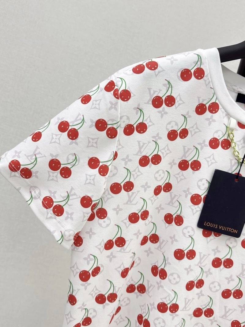 Functional Louis Vuitton T-Shirts 130560