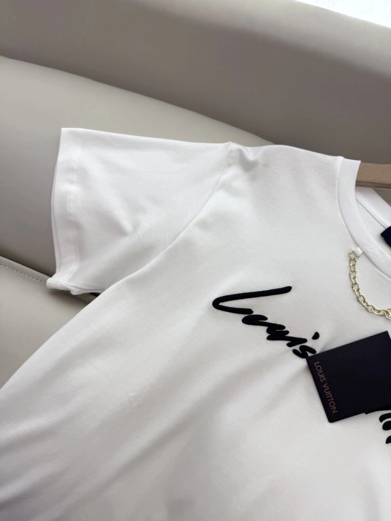 Flexible Louis Vuitton T-Shirts 130454