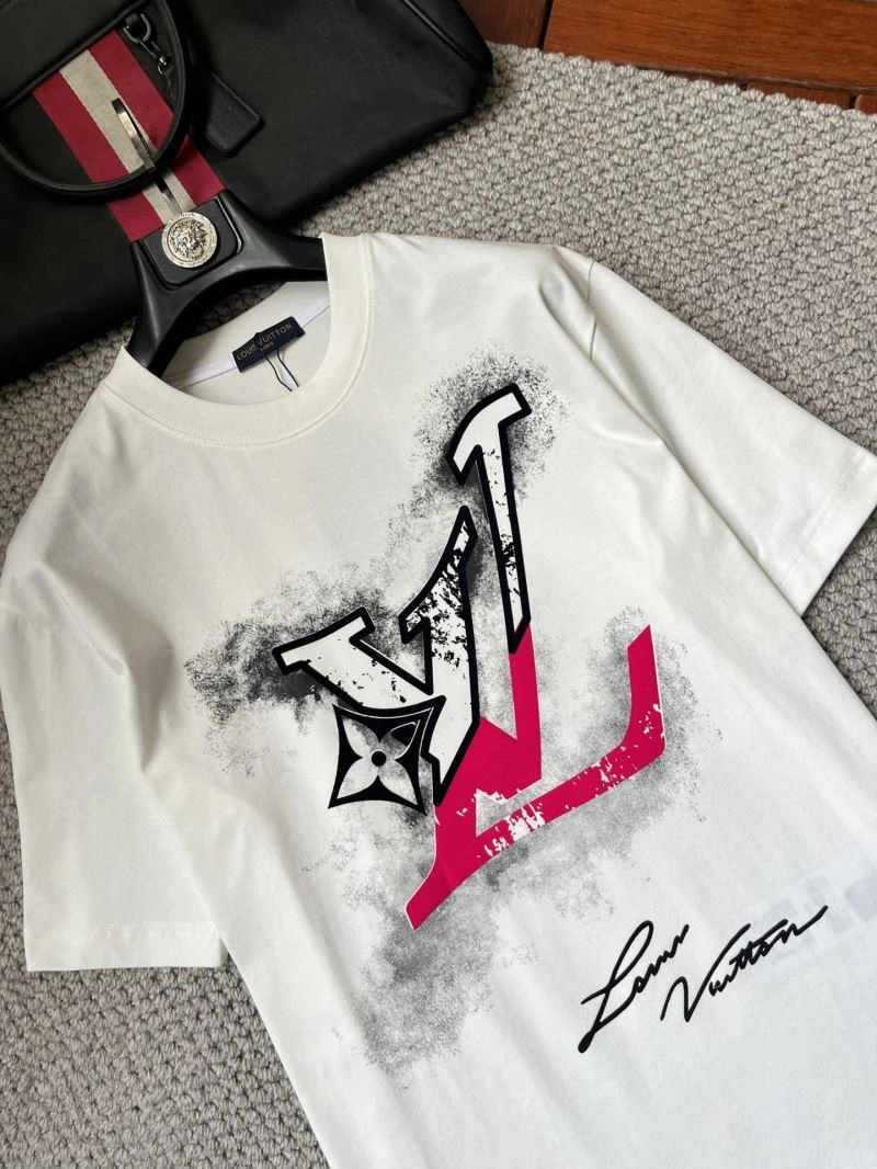 Functional Louis Vuitton T-Shirts 135714