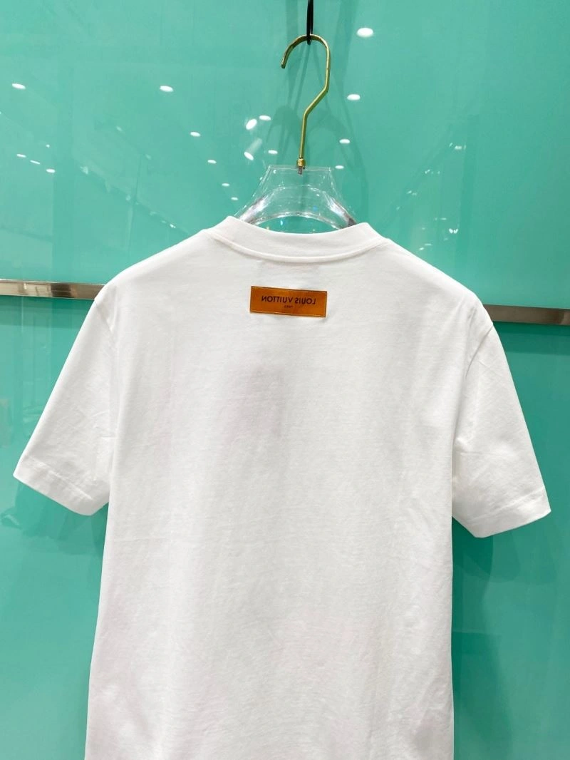 Louis Vuitton T-Shirts Snug 135641
