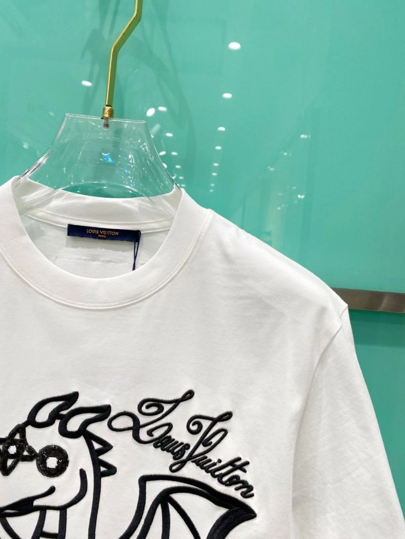 Louis Vuitton T-Shirts Snug 135641