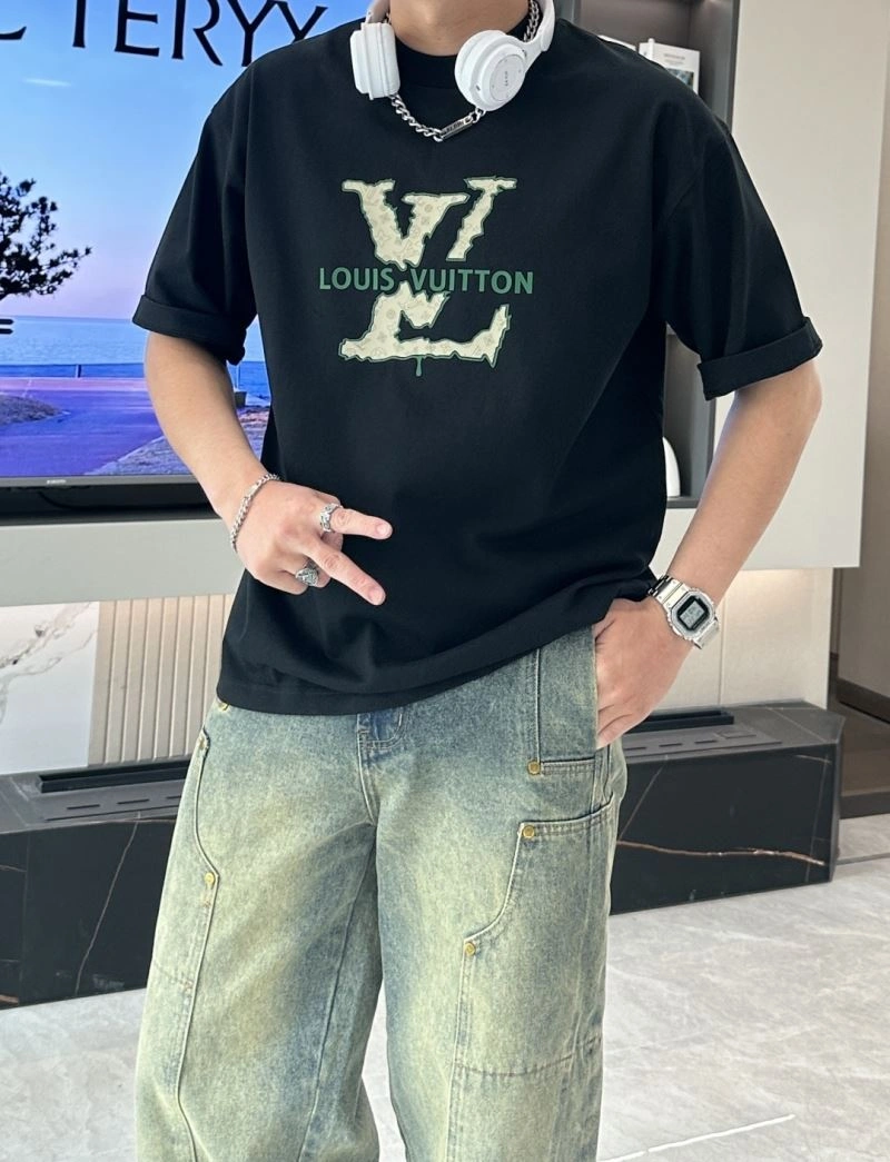 Louis Vuitton T-Shirts UrbanChic 135534