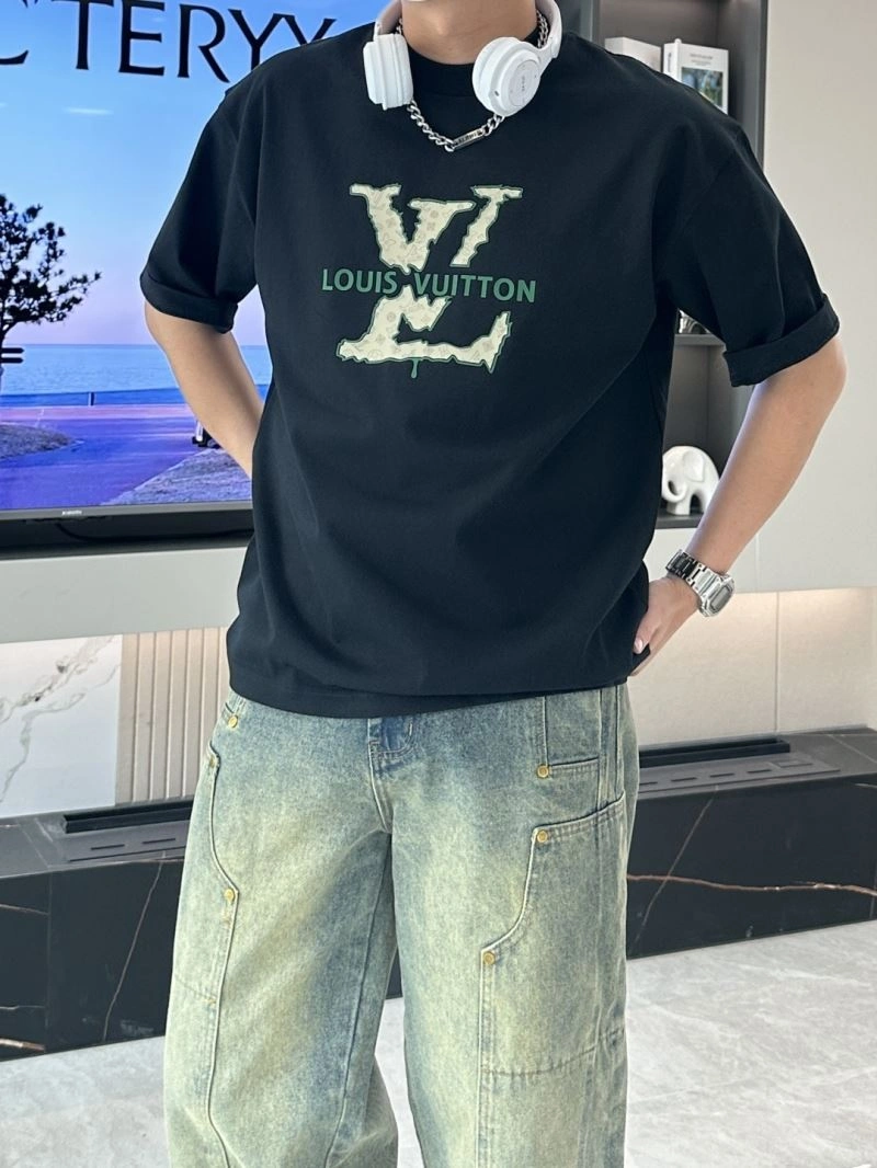 Louis Vuitton T-Shirts UrbanChic 135534