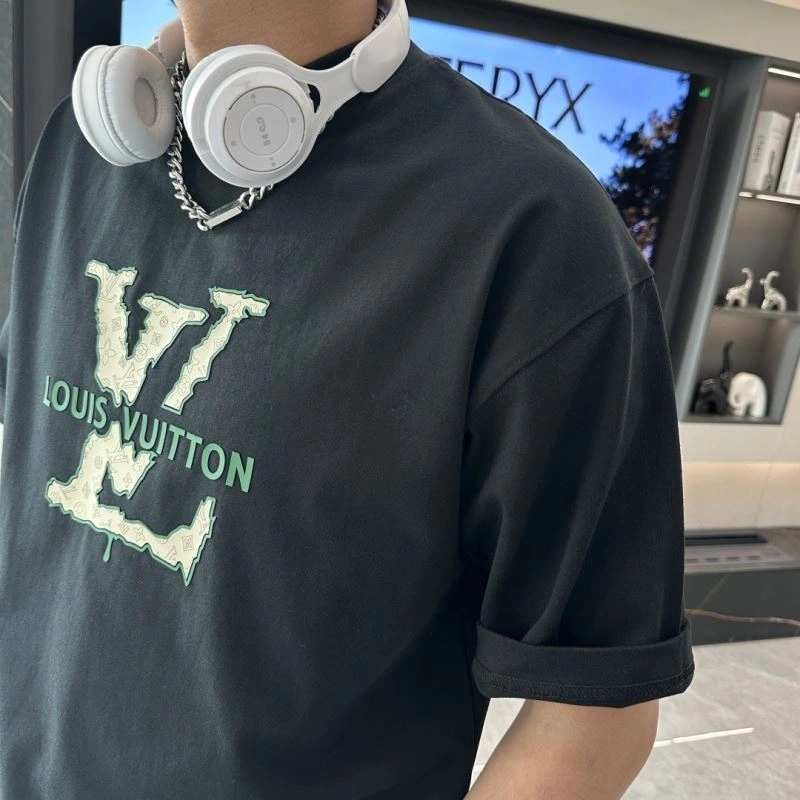 Louis Vuitton T-Shirts UrbanChic 135534