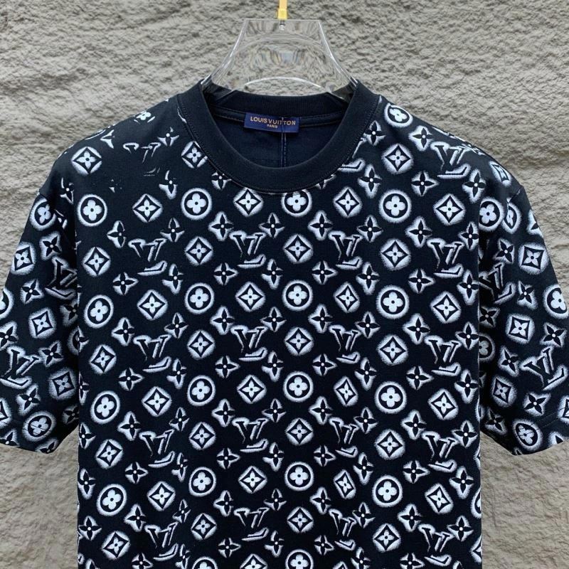 Louis Vuitton T-Shirts Sleek 135476