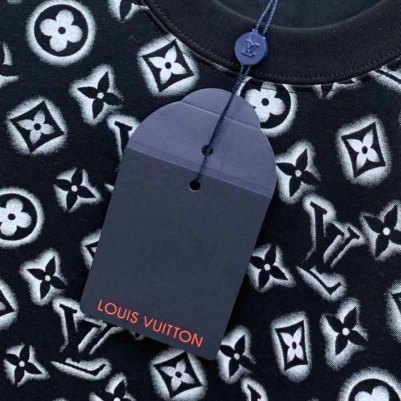Louis Vuitton T-Shirts Sleek 135476