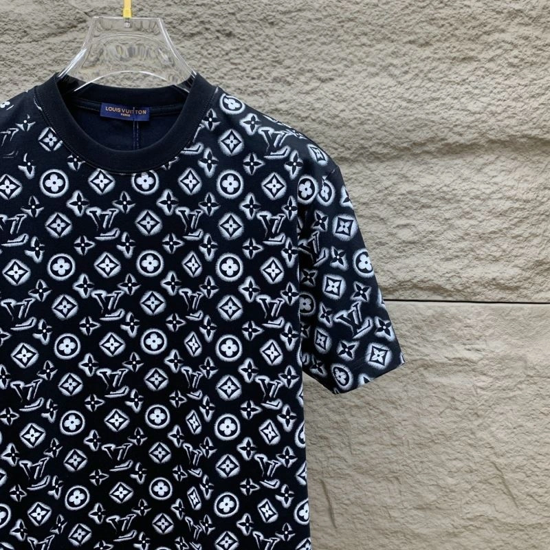 Louis Vuitton T-Shirts Sleek 135476