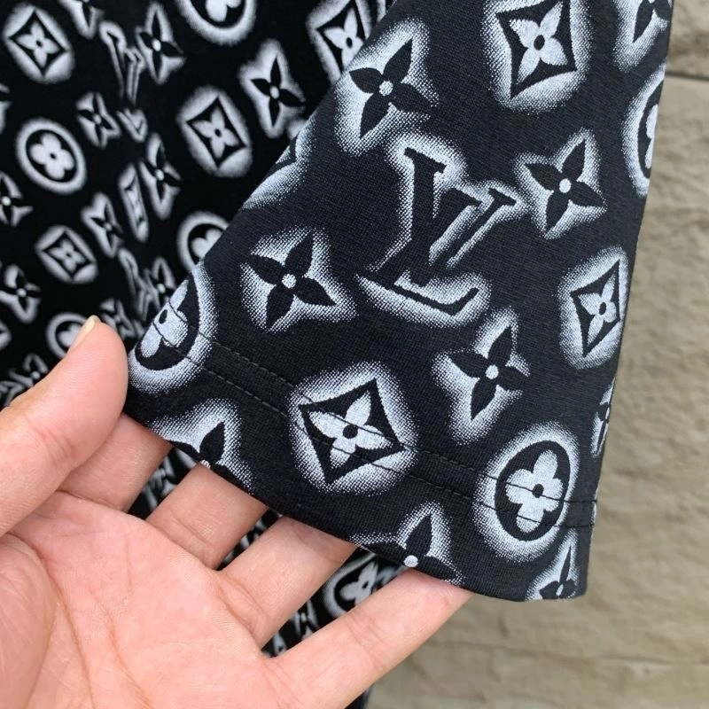Louis Vuitton T-Shirts Sleek 135476