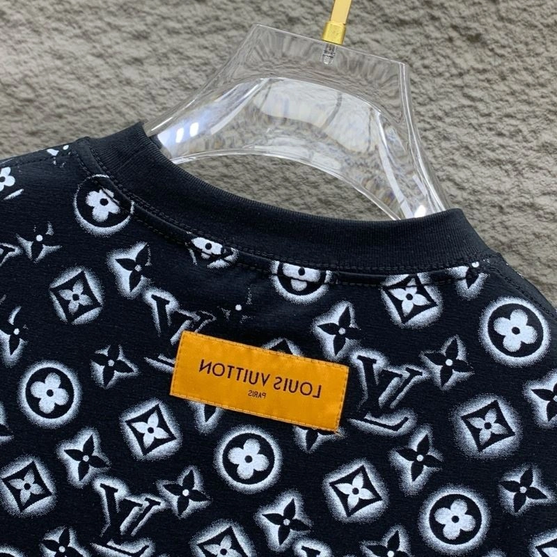 Louis Vuitton T-Shirts Sleek 135476