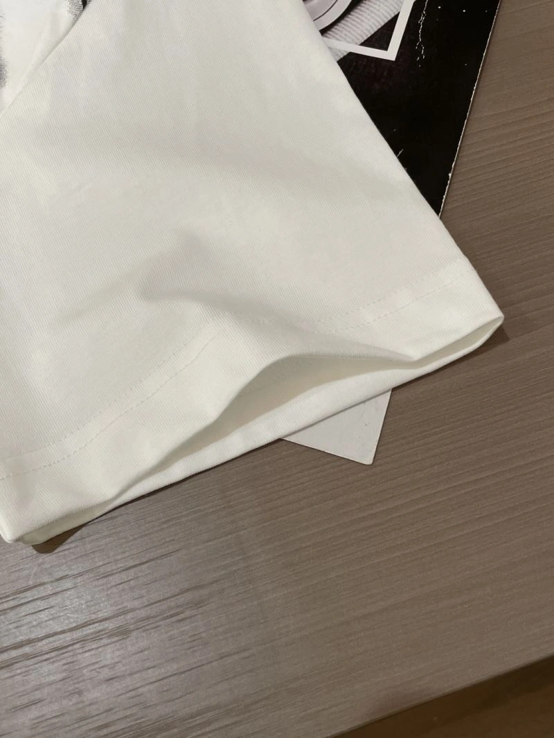 Vibrant Louis Vuitton T-Shirts 135495