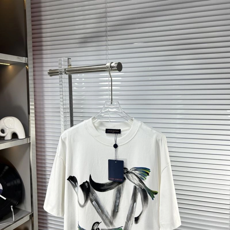 Louis Vuitton T-Shirts Fashionable 135417