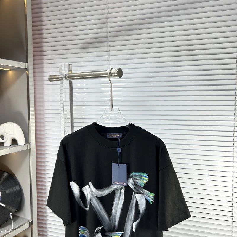 Snug Louis Vuitton T-Shirts 135418