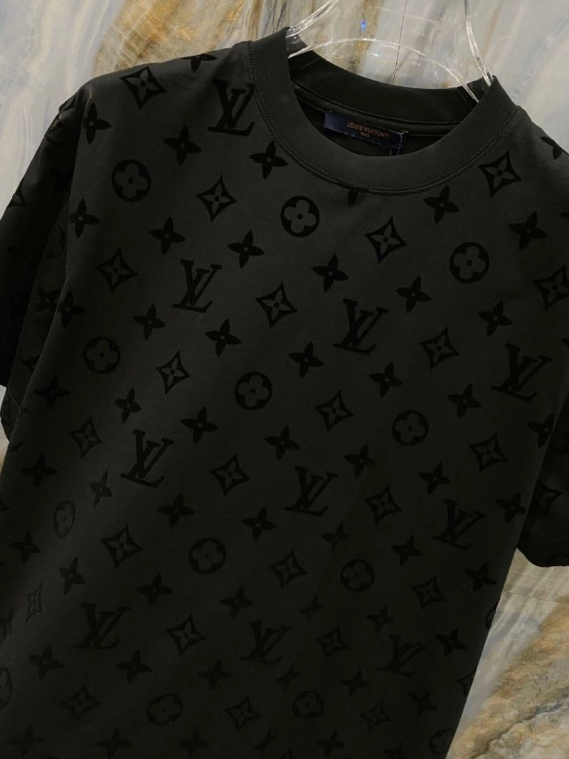 Snug Louis Vuitton T-Shirts 135375