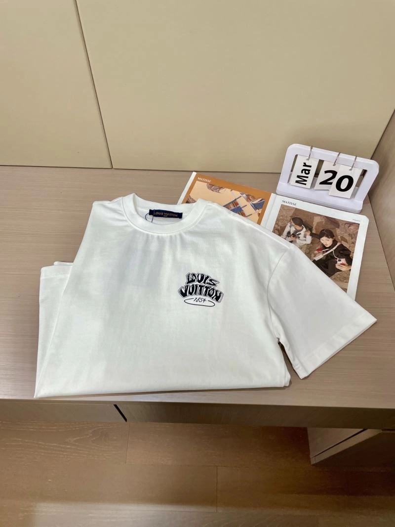 Flexible Louis Vuitton T-Shirts 135349