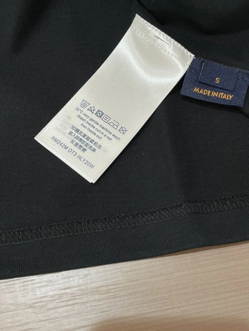 Flexible Louis Vuitton T-Shirts 135349