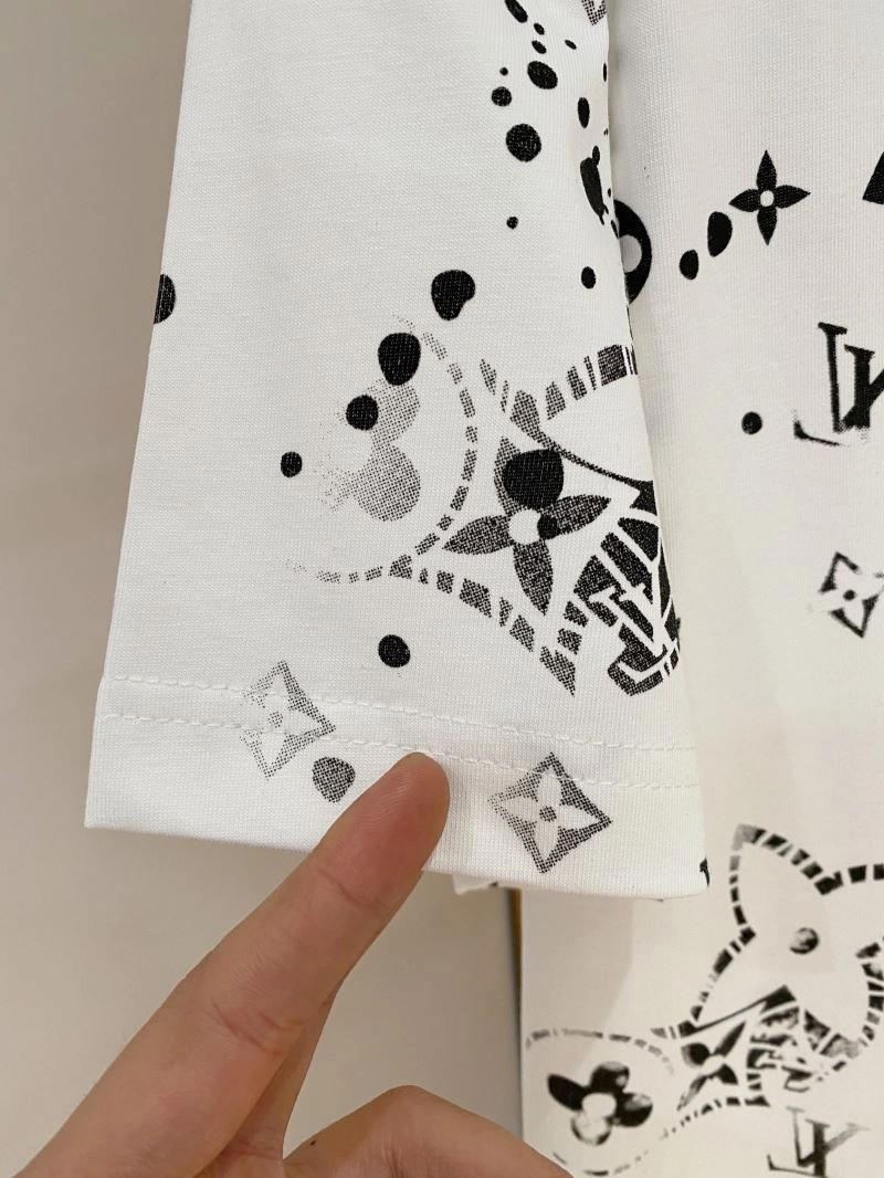 Louis Vuitton T-Shirts Elegant 135318