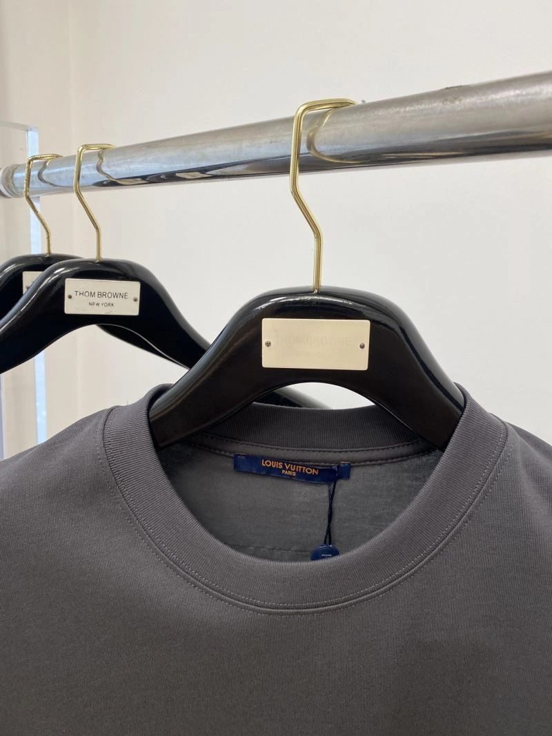 Louis Vuitton T-Shirts Versatile 135281