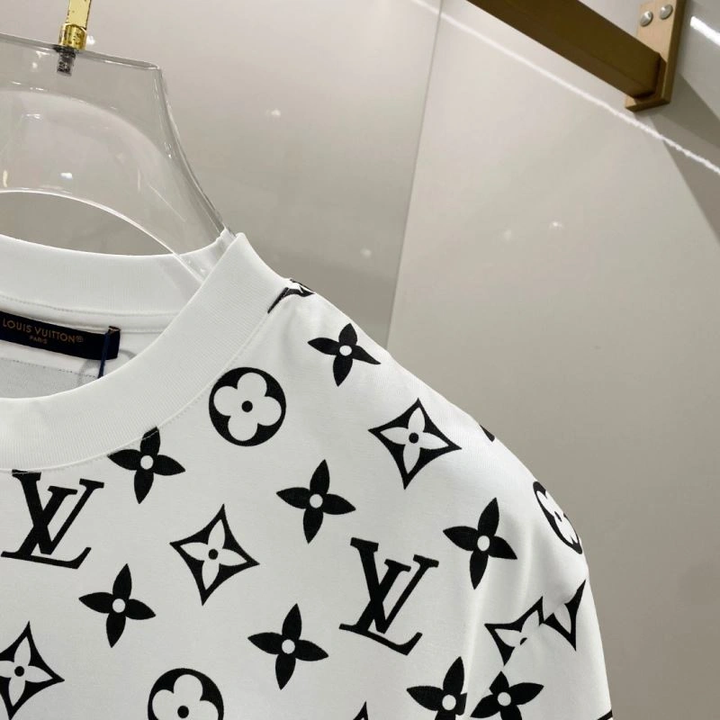 Contemporary Louis Vuitton T-Shirts 135239