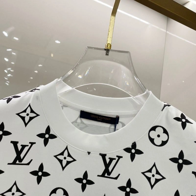 Contemporary Louis Vuitton T-Shirts 135239