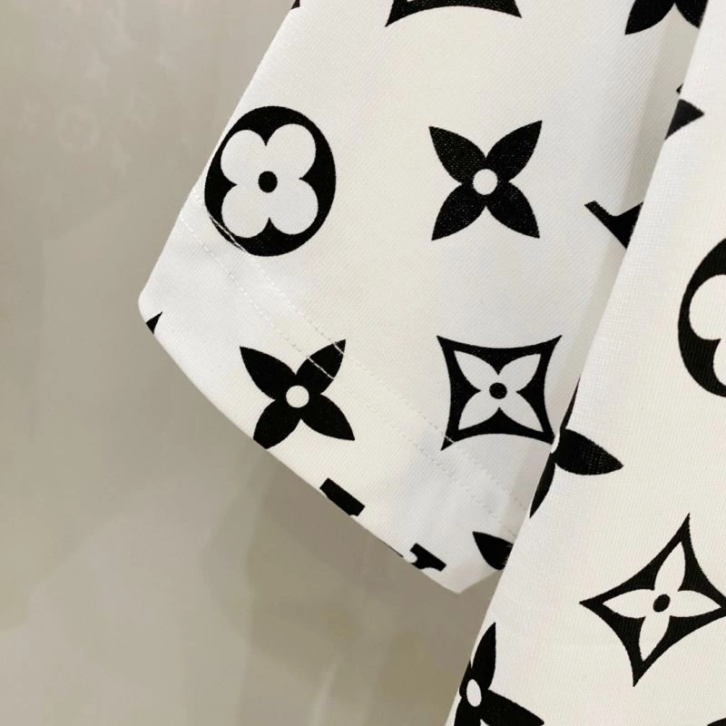 Contemporary Louis Vuitton T-Shirts 135239