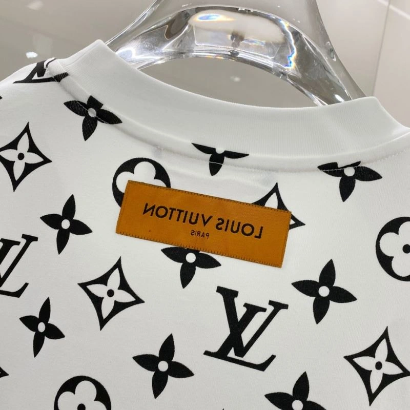 Contemporary Louis Vuitton T-Shirts 135239