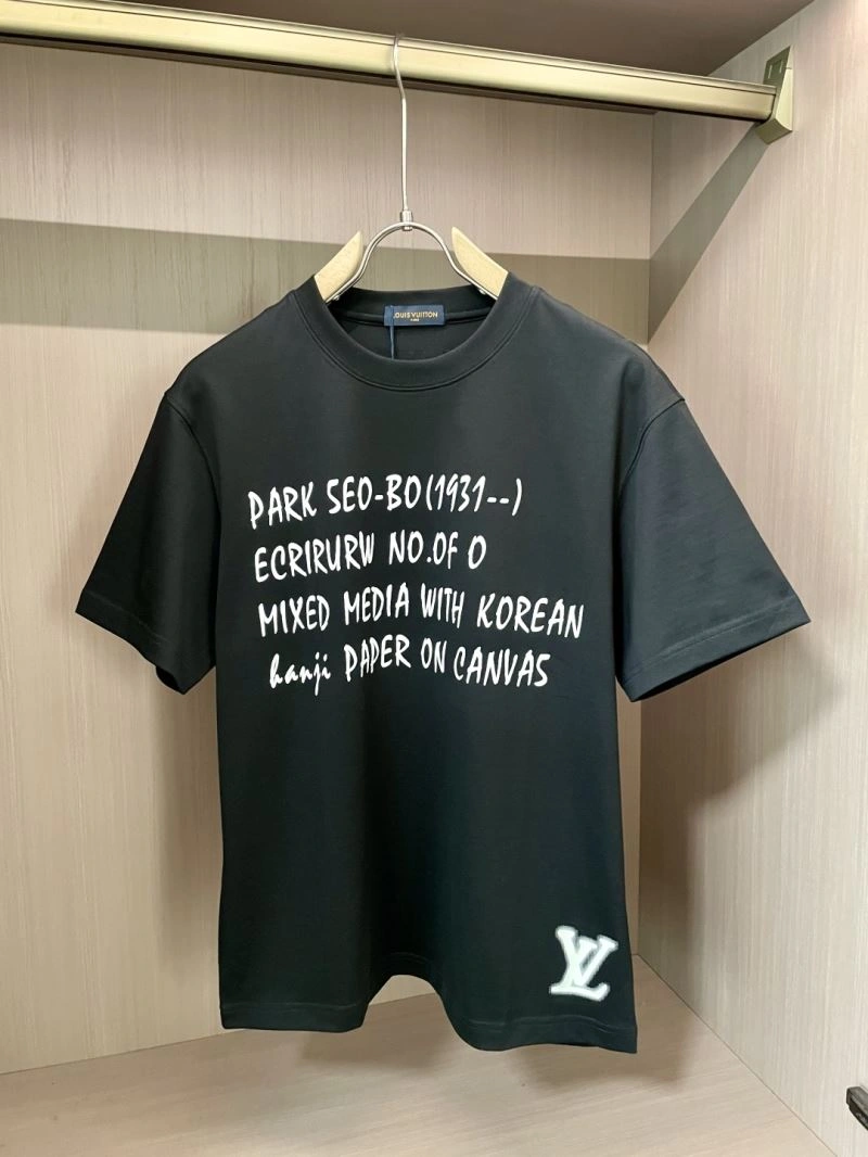 Sporty Louis Vuitton T-Shirts 135228