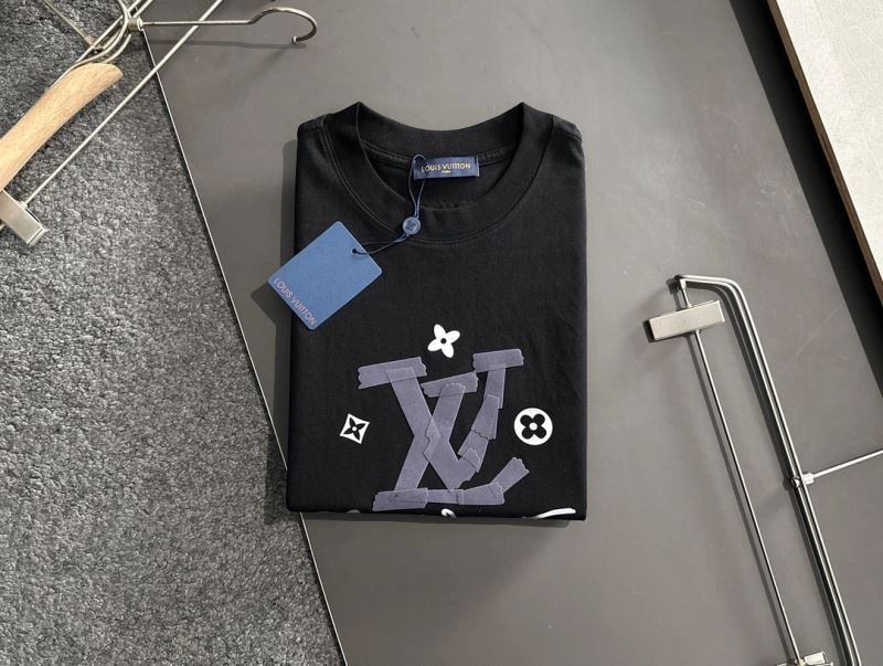 Sleek Louis Vuitton T-Shirts 135190