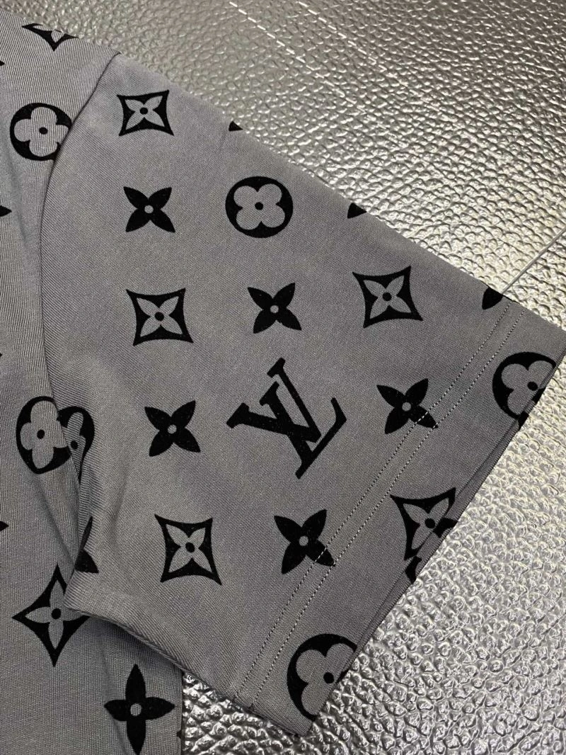 Louis Vuitton T-Shirts Elegant 135189