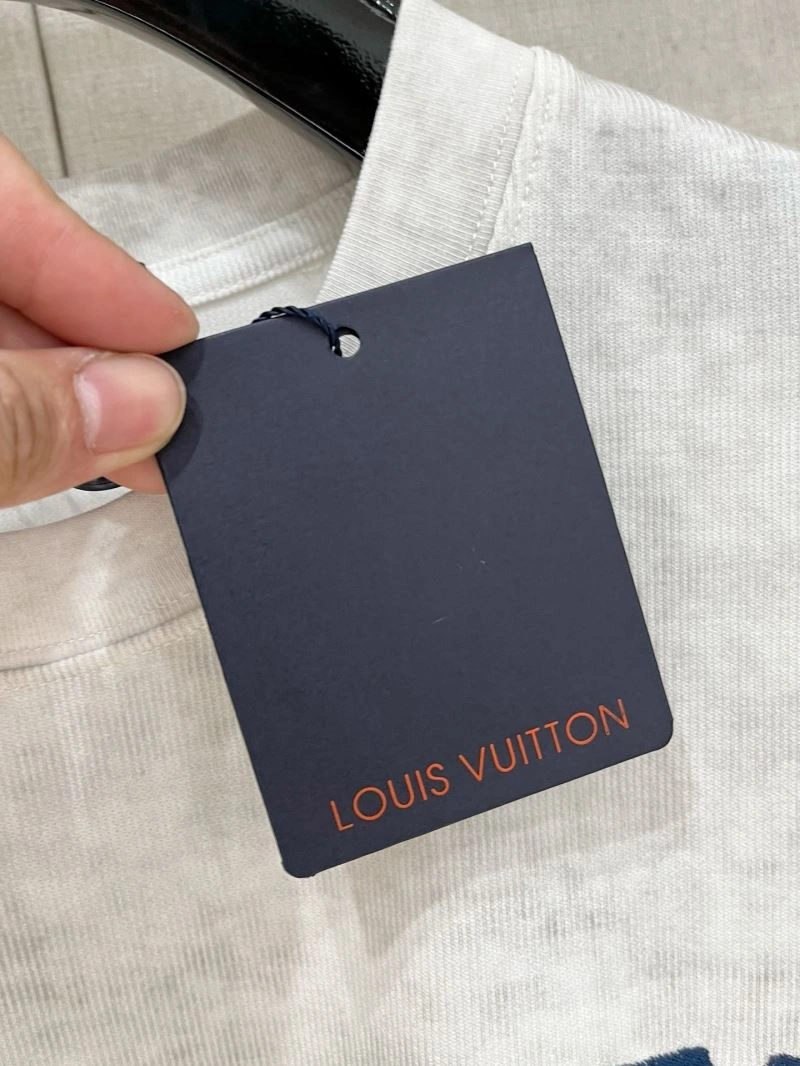 Sporty Louis Vuitton T-Shirts 134736
