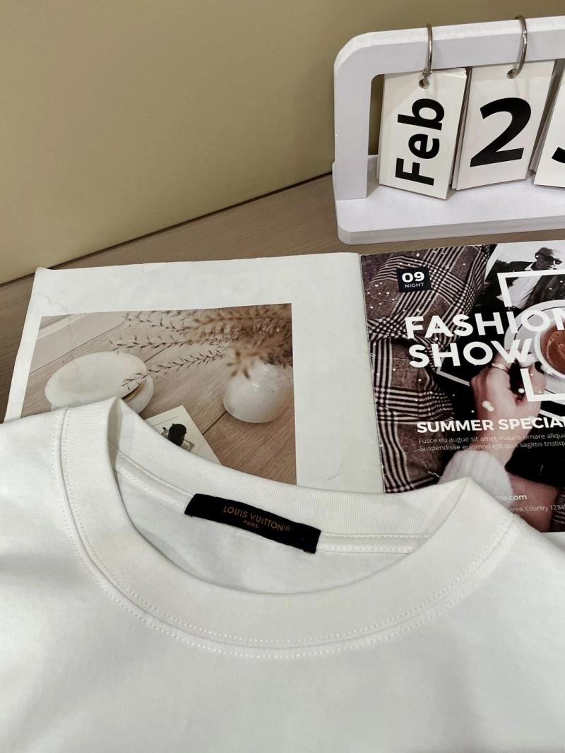 Louis Vuitton T-Shirts Lightweight 134657