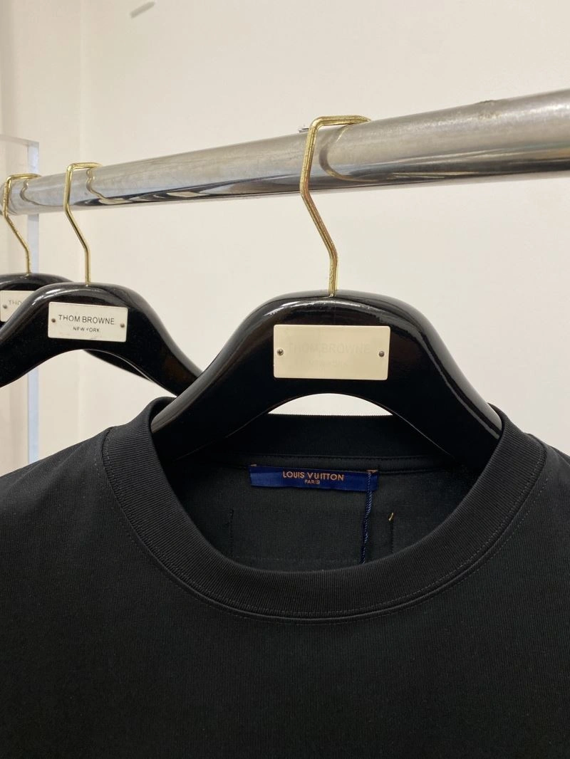 Louis Vuitton T-Shirts Lightweight 134557