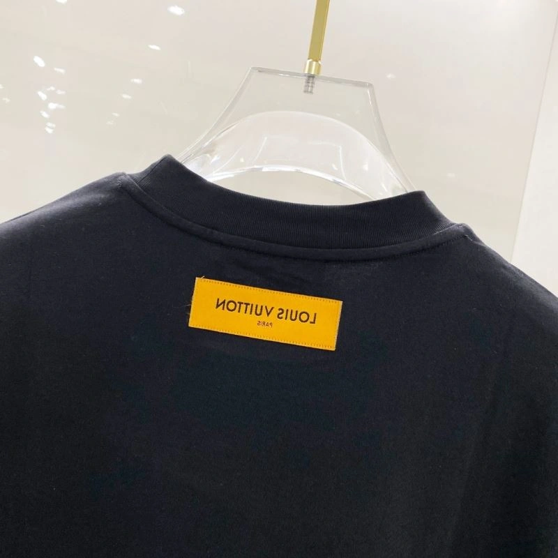 Sleek Louis Vuitton T-Shirts 134434