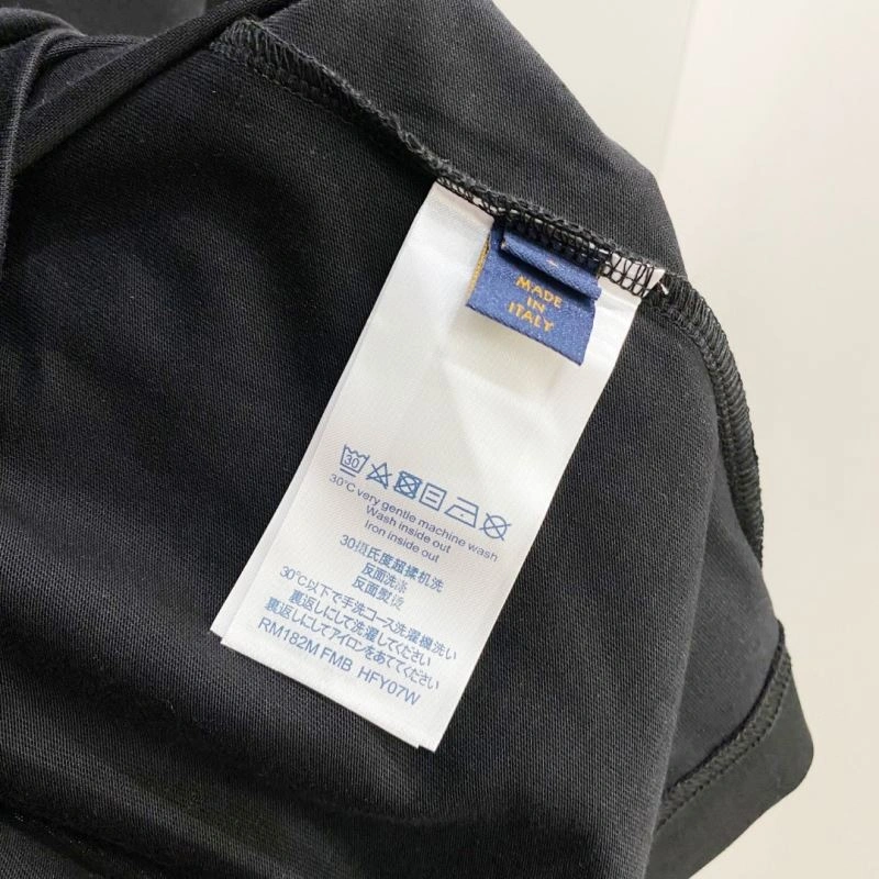 Functional Louis Vuitton T-Shirts 134453