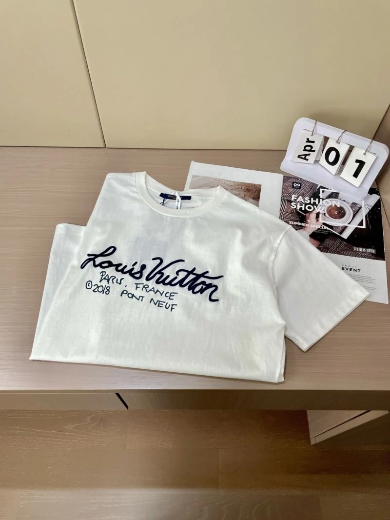 Louis Vuitton T-Shirts UrbanChic 134424