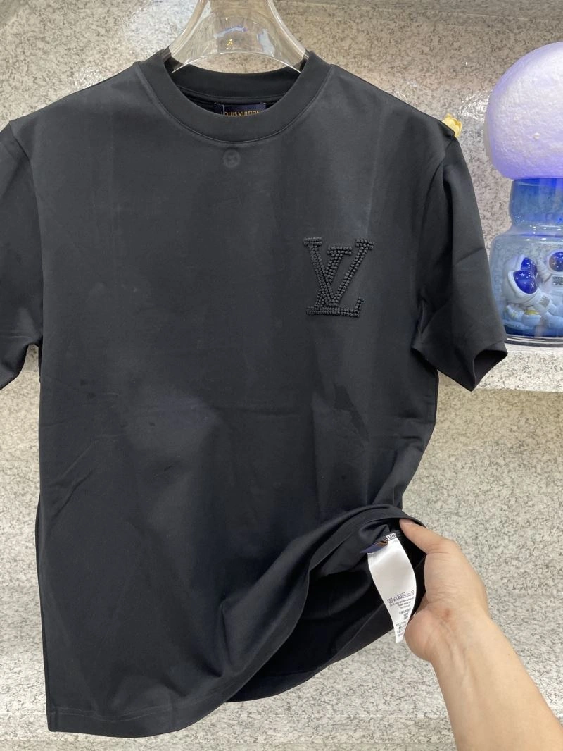 Vibrant Louis Vuitton T-Shirts 134397