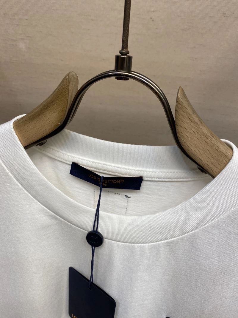 Snug Louis Vuitton T-Shirts 134344