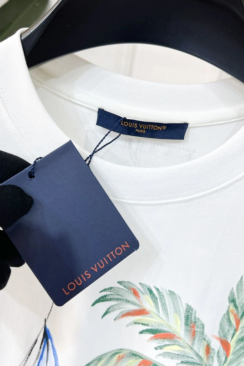 Louis Vuitton T-Shirts Sleek 134336