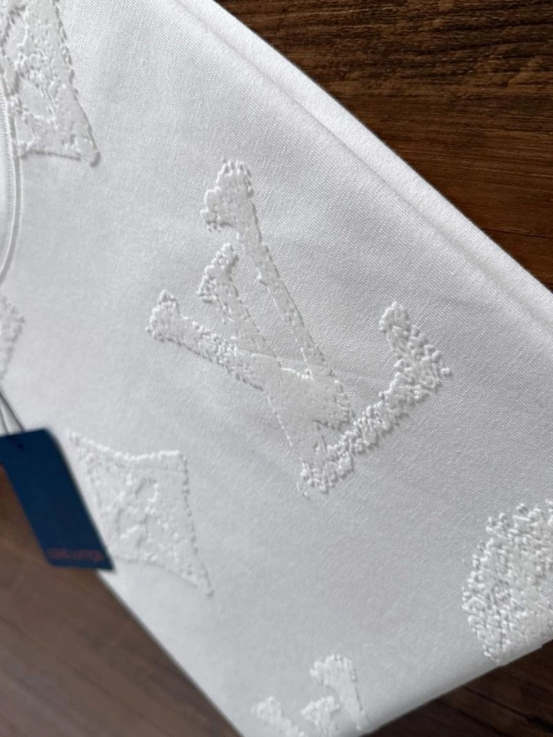 Louis Vuitton T-Shirts Breathable 134250