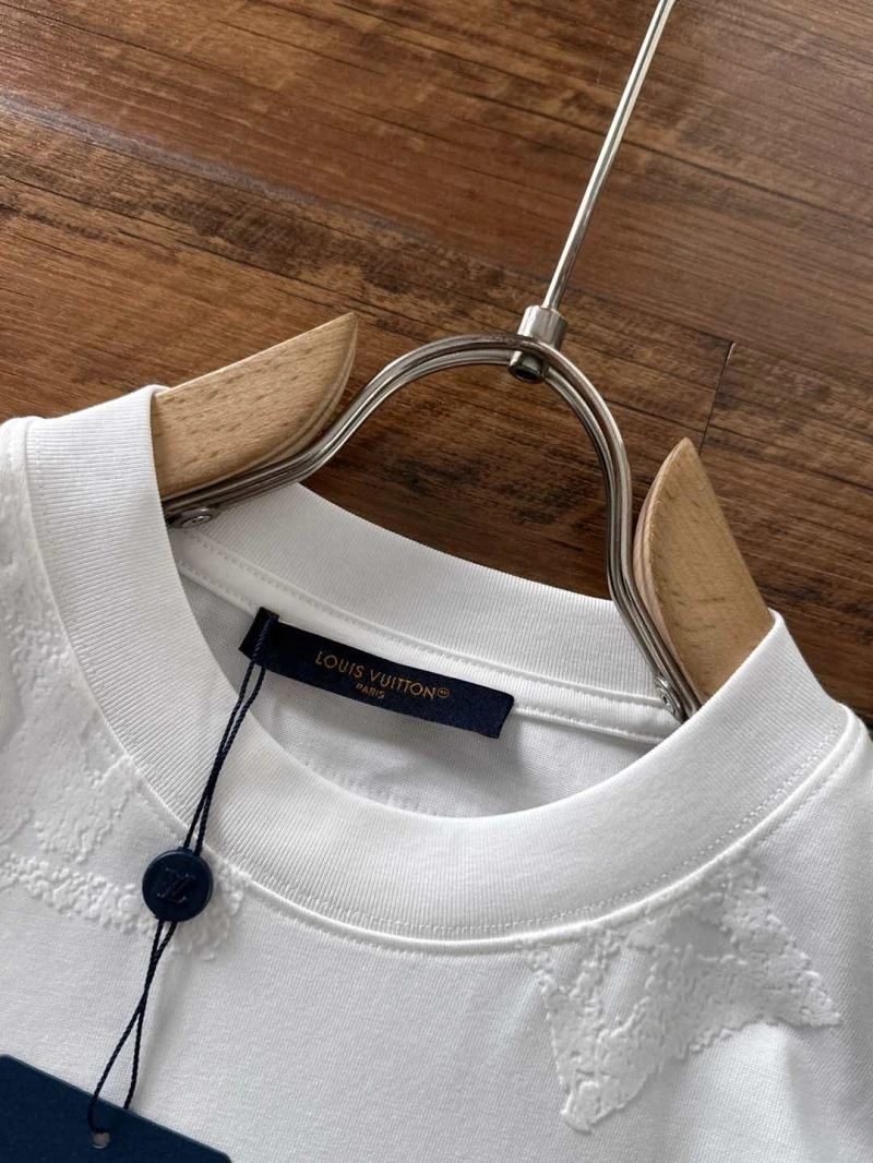 Louis Vuitton T-Shirts Breathable 134250