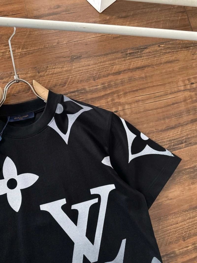 Louis Vuitton T-Shirts UrbanChic 134257