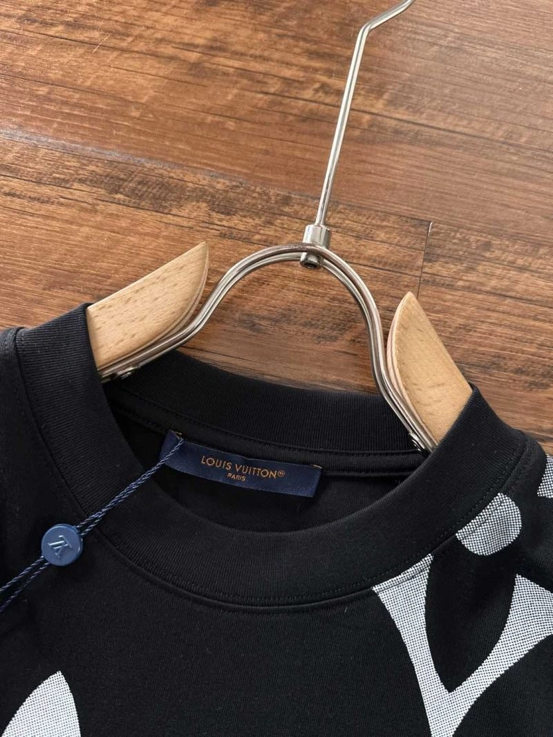 Louis Vuitton T-Shirts UrbanChic 134257