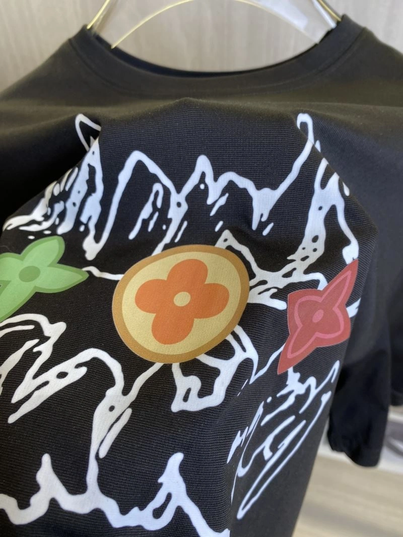 Seasonal Louis Vuitton T-Shirts 134208