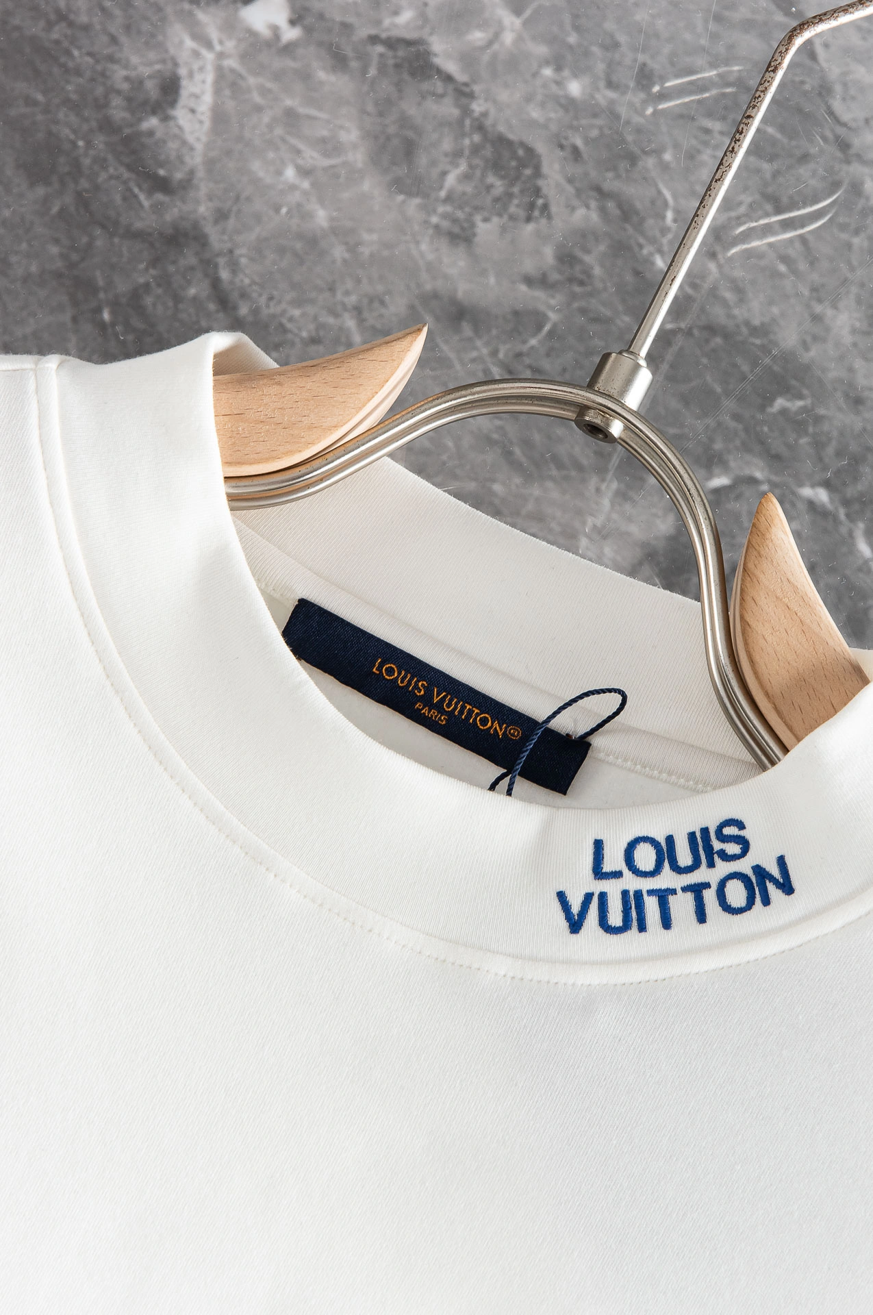 Versatile Louis Vuitton T-Shirts 139406