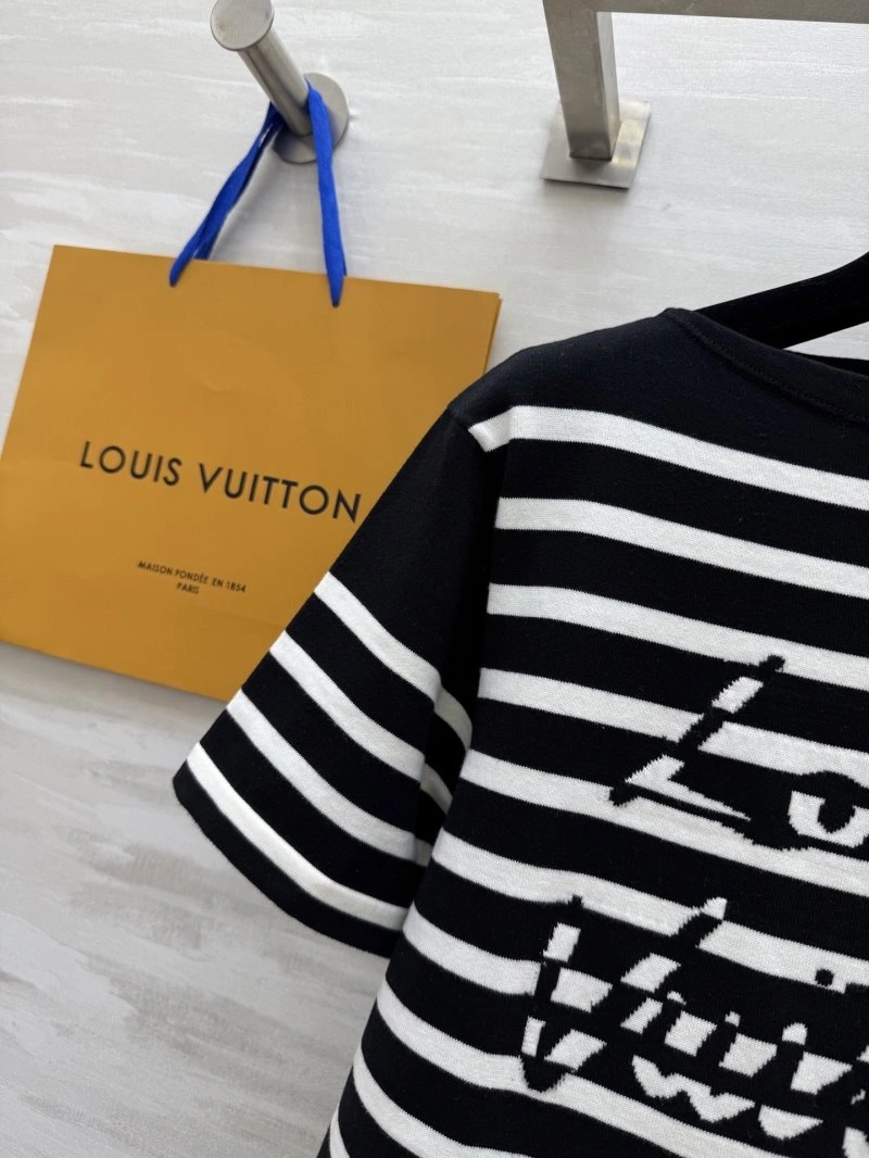 Sporty Louis Vuitton T-Shirts 131339