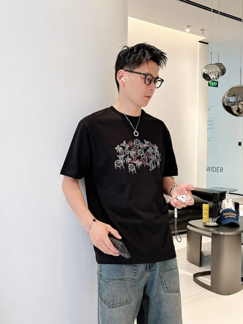 Flexible Louis Vuitton T-Shirts 133638